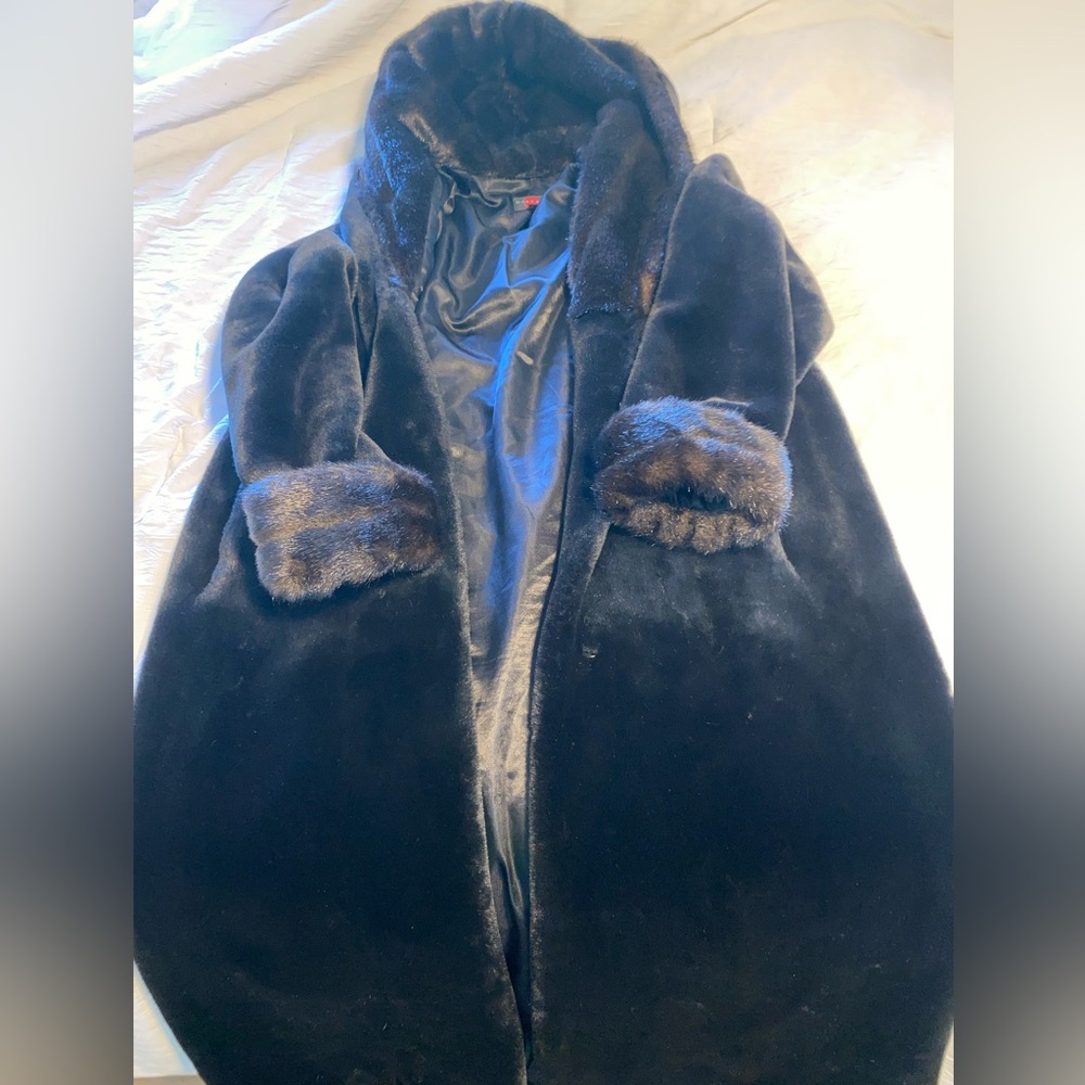 Gallery Luxurious Black Faux Fur Coat